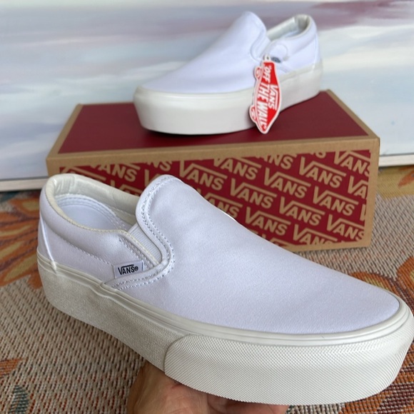 Vans WMNS Classic Slip-On
True White
VN0A3JEZW00
Sneakers - Picture 11 of 16